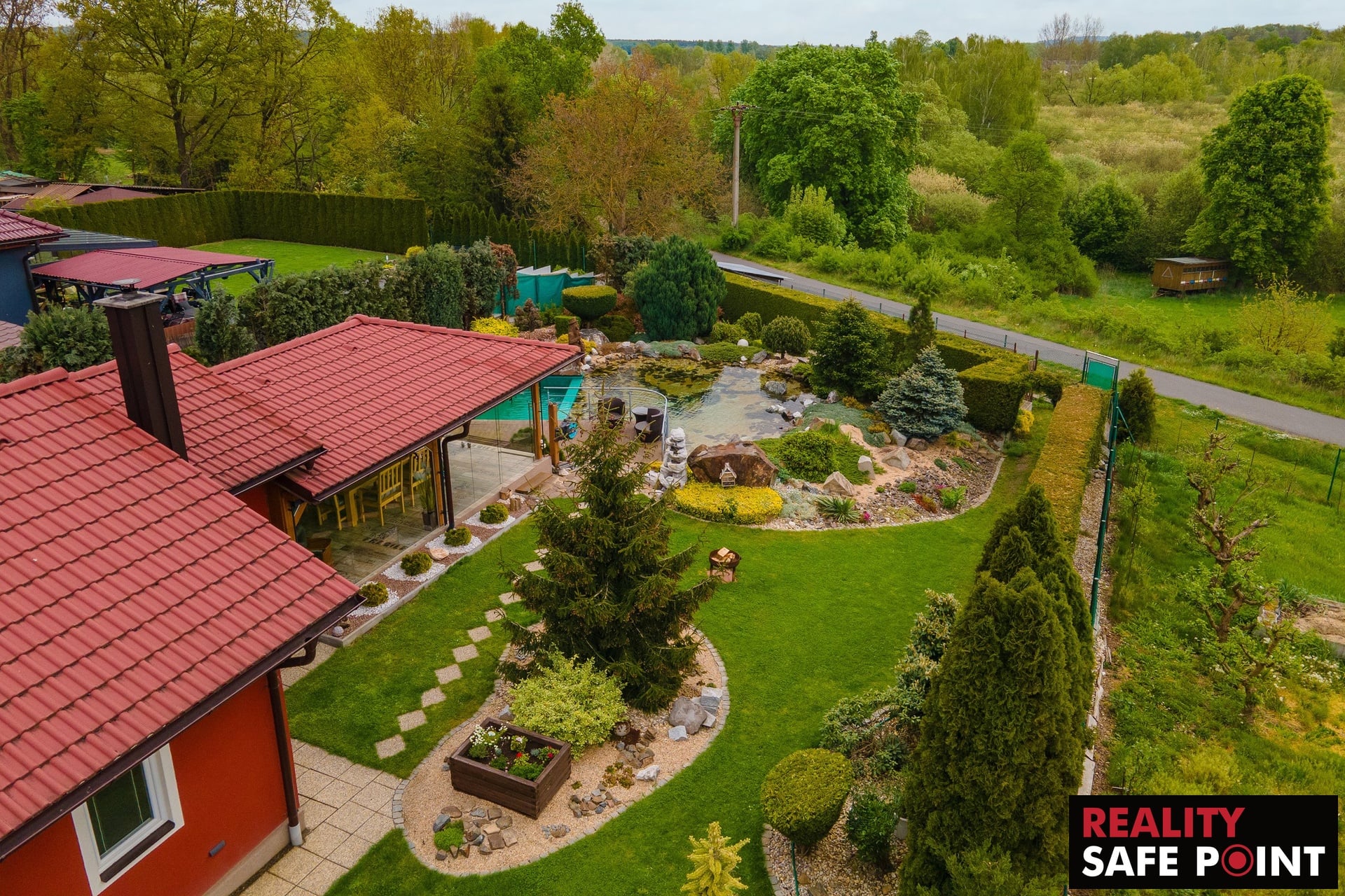 Nadstandardní rodinný dům 304 m² se zahradou 882 m², garáží a venkovním zázemím – Mantov – foto 2