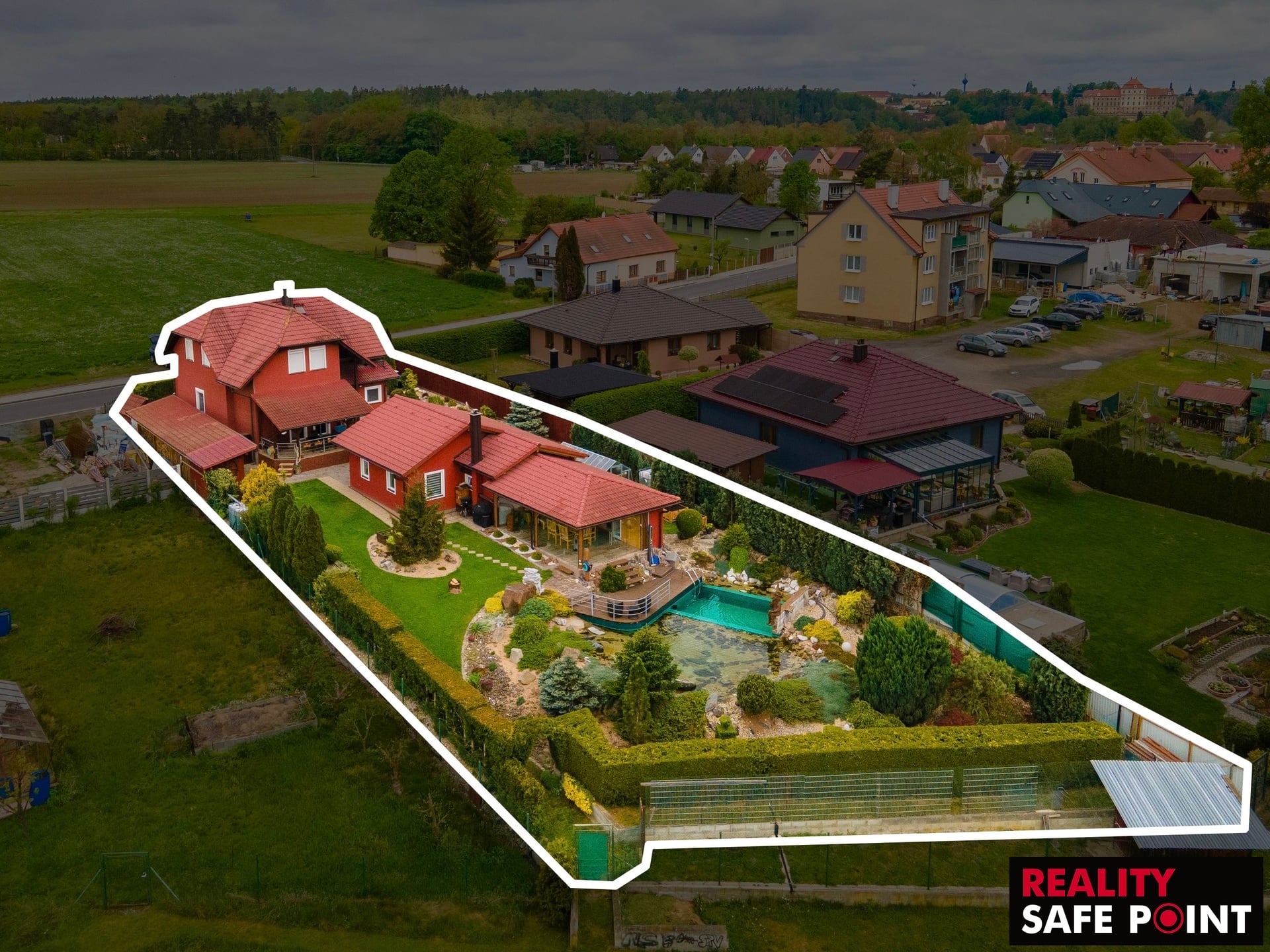 Nadstandardní rodinný dům 304 m² se zahradou 882 m², garáží a venkovním zázemím – Mantov